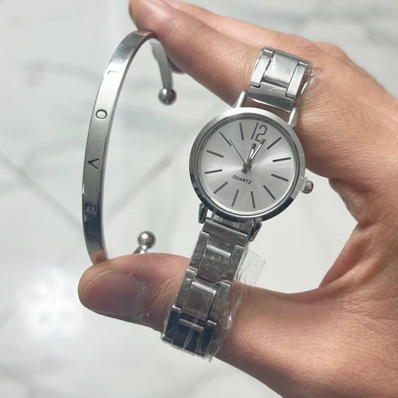 ساعت مچی دخترانه نقره ایی با دستبند طرح لاو