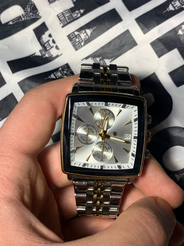 با جعبه چوبی